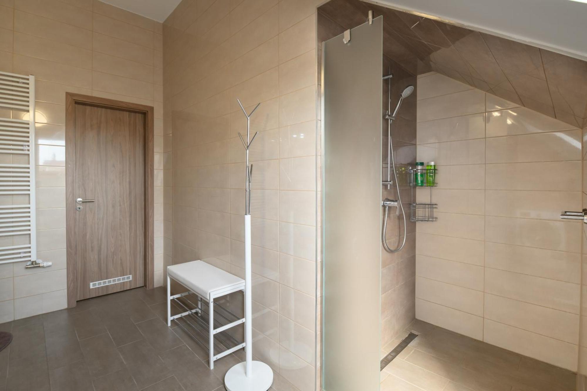 Domino Suite Eger Buitenkant foto