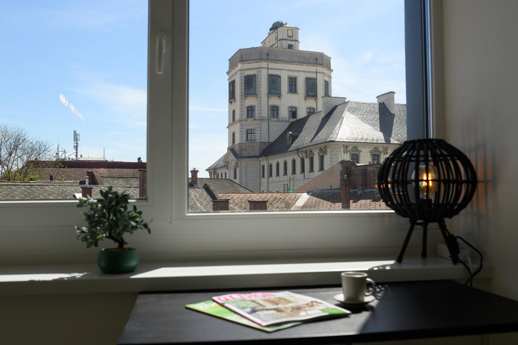 Domino Suite Eger Buitenkant foto