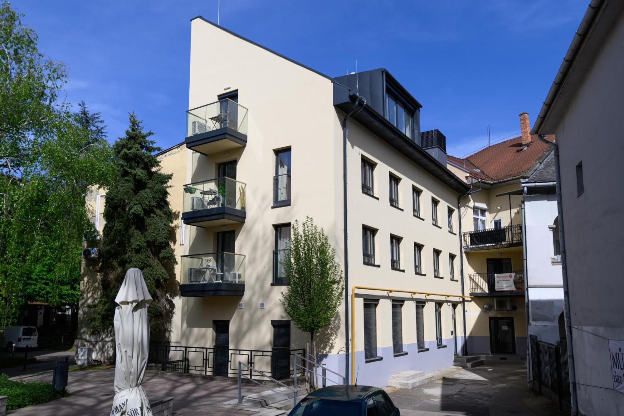 Domino Suite Eger Buitenkant foto